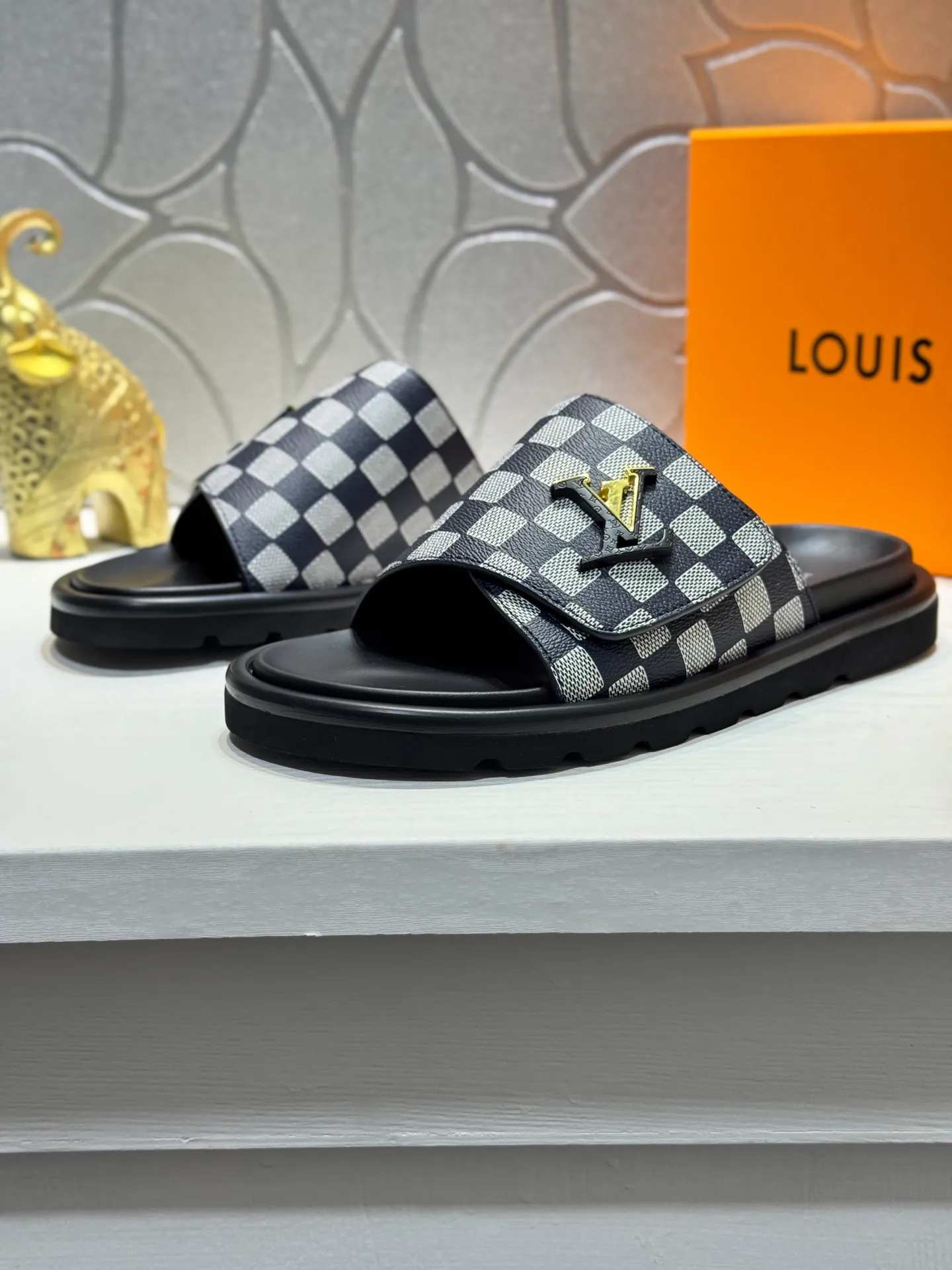 Men's Men's Shoes💰360 [New Style]🦇🦇Top Original [Louis Vuitton] Slippers for Couples👫Spring and Summer Style🎯🎯As an active family in the fashion industry ⭐ Lv takes bold innovation as its true nature ⚡Fabric and floral with hardware🔥Clean and neat ⚡Fashionable and elegant🌹Multiple colors available Size: 36-44 (45. Customized